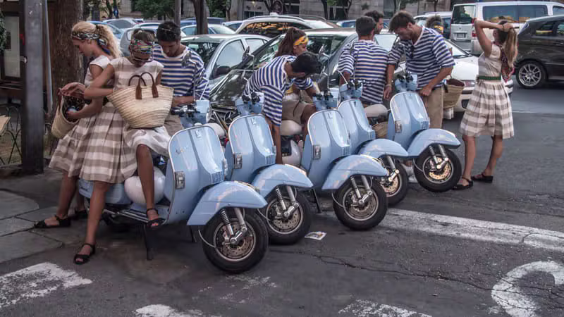 Vespa-entusiaster på tur i solskinnet