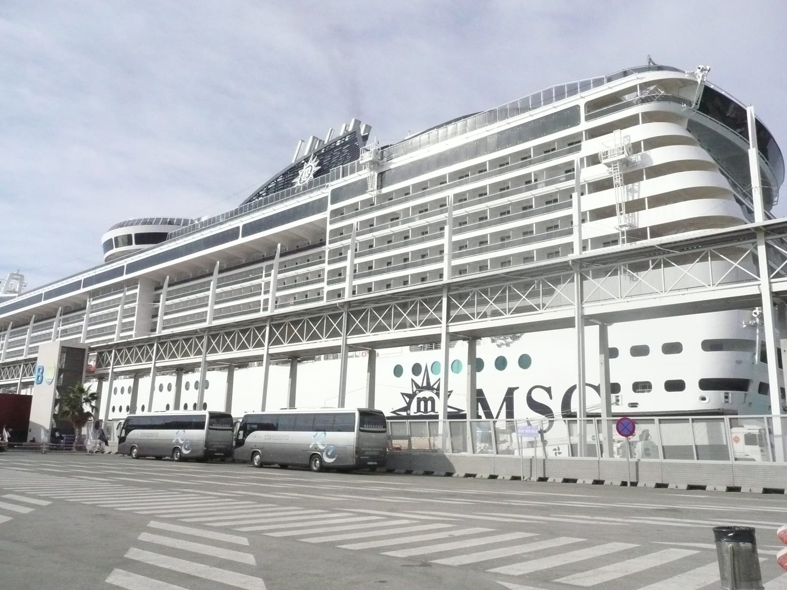 El MSC Splendida en el puerto de Barcelona minutos antes de iniciar el viaje.