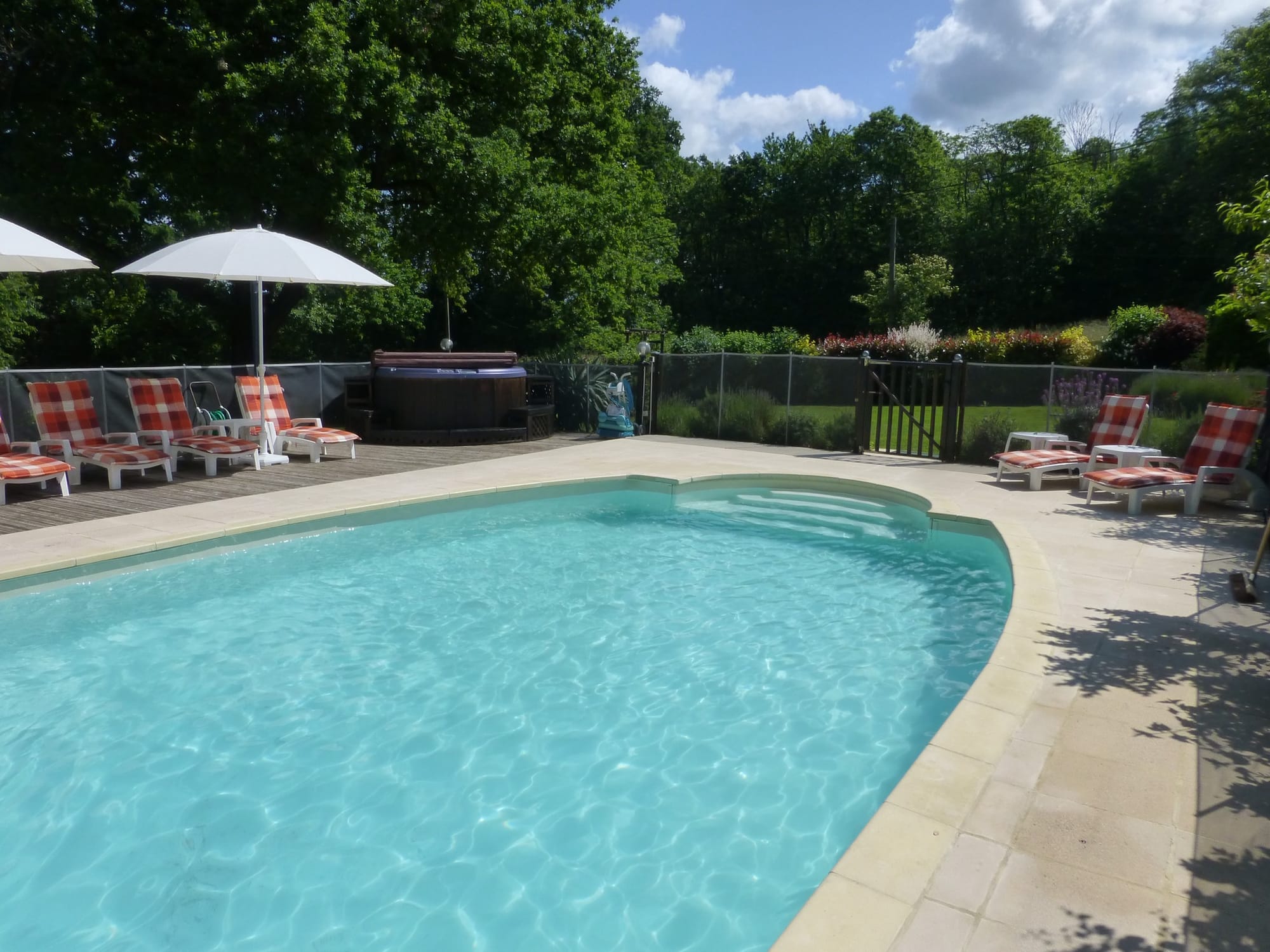 Heated Swimming Pool Retractable Cover Hot Tub Www It Conforms With All French Pool Security Regulations For Added Peace Of Mind The Area Is Fully Fenced 160m2 1725ft2