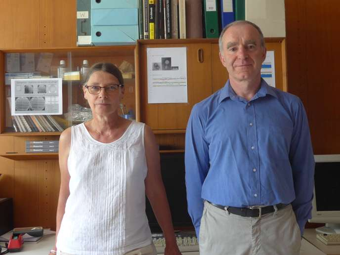 Christine Pourcel et Gilles Vergnaud, dans leur laboratoire,&nbsp;&nbsp;à l’université d’Orsay.