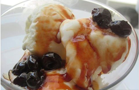 Παγωτό με γλυκό κουταλιού βύσσινο