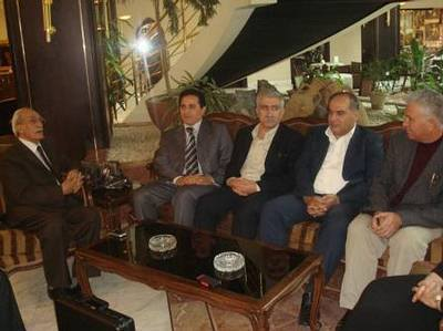 ربما تحتوي الصورة على: ‏‏‏٤‏ أشخاص‏، و‏‏‏أشخاص يجلسون‏ و‏بدلة‏‏‏‏