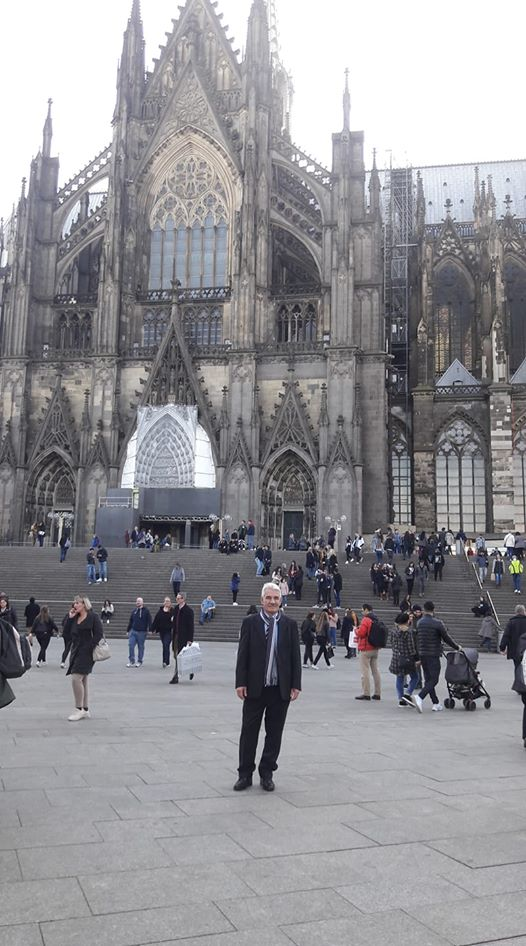 Das Bild kann enthalten: eine oder mehrere Personen, stehende Personen, Himmel und Aktivitäten im Freien