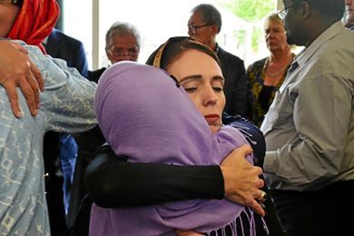 Bild kann enthalten: 2 Personen, Personen sitzen