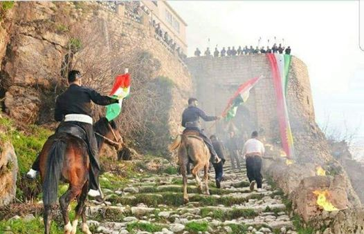 Wêne dikare hebe: yek an çend kesan, mirovên ku hesp siwar dibin, hesp û çiya, çalakiyên derveyî û xwezayê