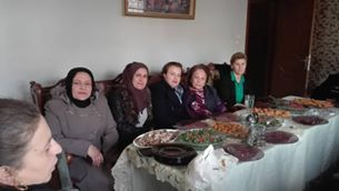 Wêne dibe ku di nav de: 5 kes, di nav de Boniye Cegerxwin, mirovên ku rûniştin, sifrê û xwaringeh