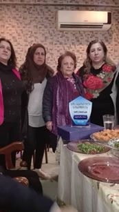 Wêne dibe ku: 4 kes, di nav de Boniye Cegerxwin, mirovên ku li ber çavan û hundurê hundur sekinîne