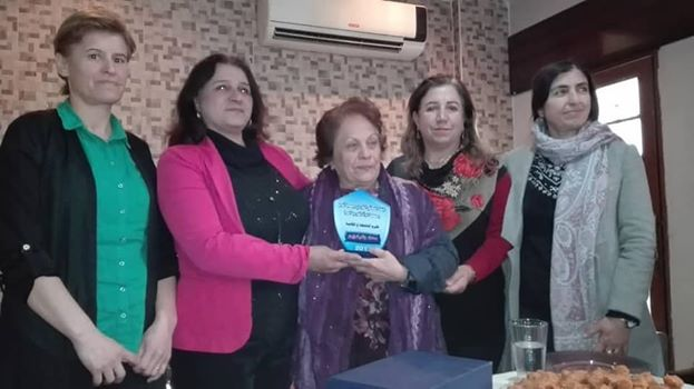 Wêne dibe ku di nav de: 5 kes, di nav de boniye cegerxwin, û mirovên sekinî