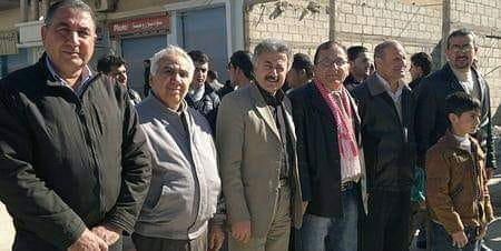 Wêne dibe ku ev be: 3 kes, mirovên ku bişewitin, mirov jî bisekinin