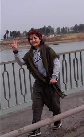 Wêne dibe ku: yek an jî zêdetir kes, mirovên ku li derveyî çalakî û çalakiyan hene