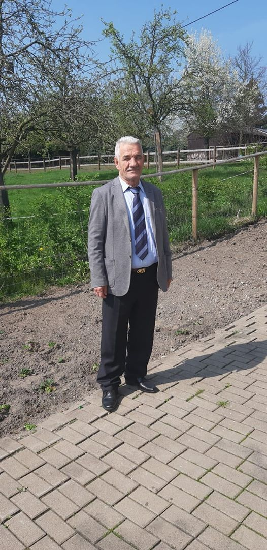 Wêne dibe ku: kesek, parkkirinê, pêlav, dara û çalakiyên derveyî