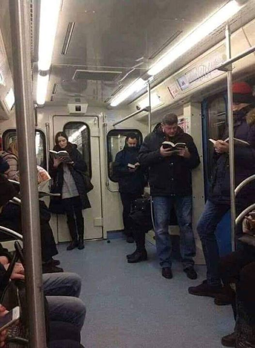 ربما تحتوي الصورة على: ‏‏شخص واحد‏، و‏‏منظر داخلي‏‏‏