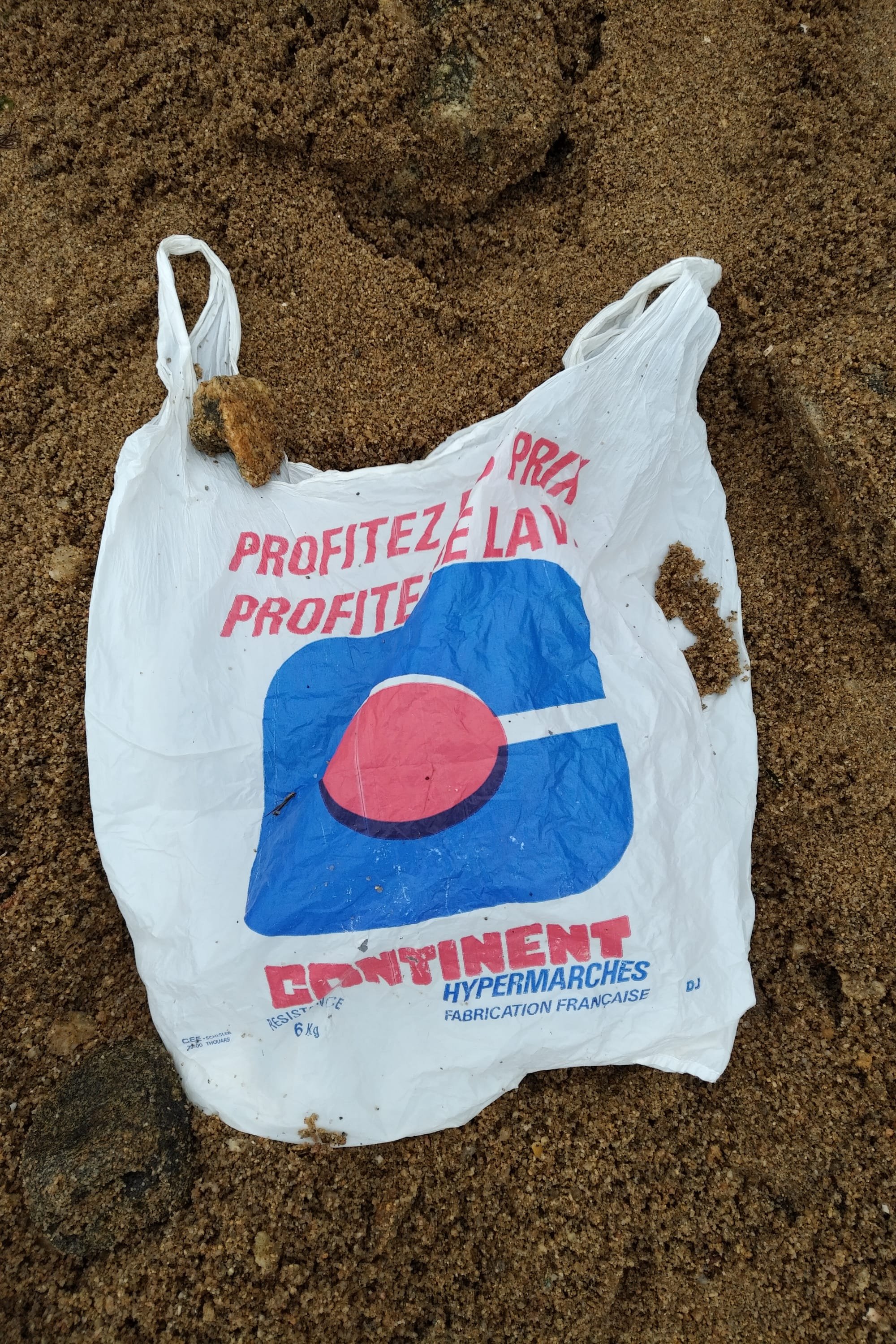 Sac plastique Continent sorti du sable à Vannes, 30 ans après
